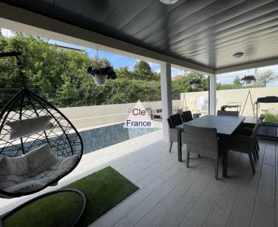 Contemporary Villa with Swimming Pool