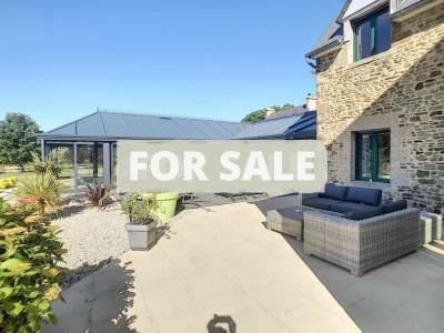 Stunning Property with Pool, Lake and High Specification