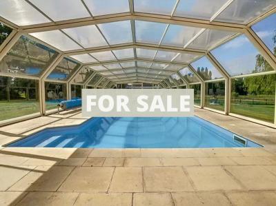 Detached House with Glorious Swimming Pool