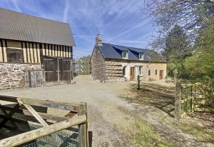 Immaculate Detached Country House with Outbuildings