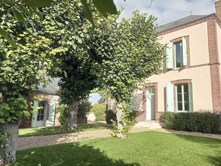 Detached House with Outbuilding and Lovely Garden