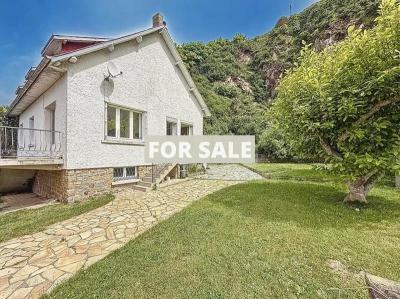 Detached House with Garden by the Coast
