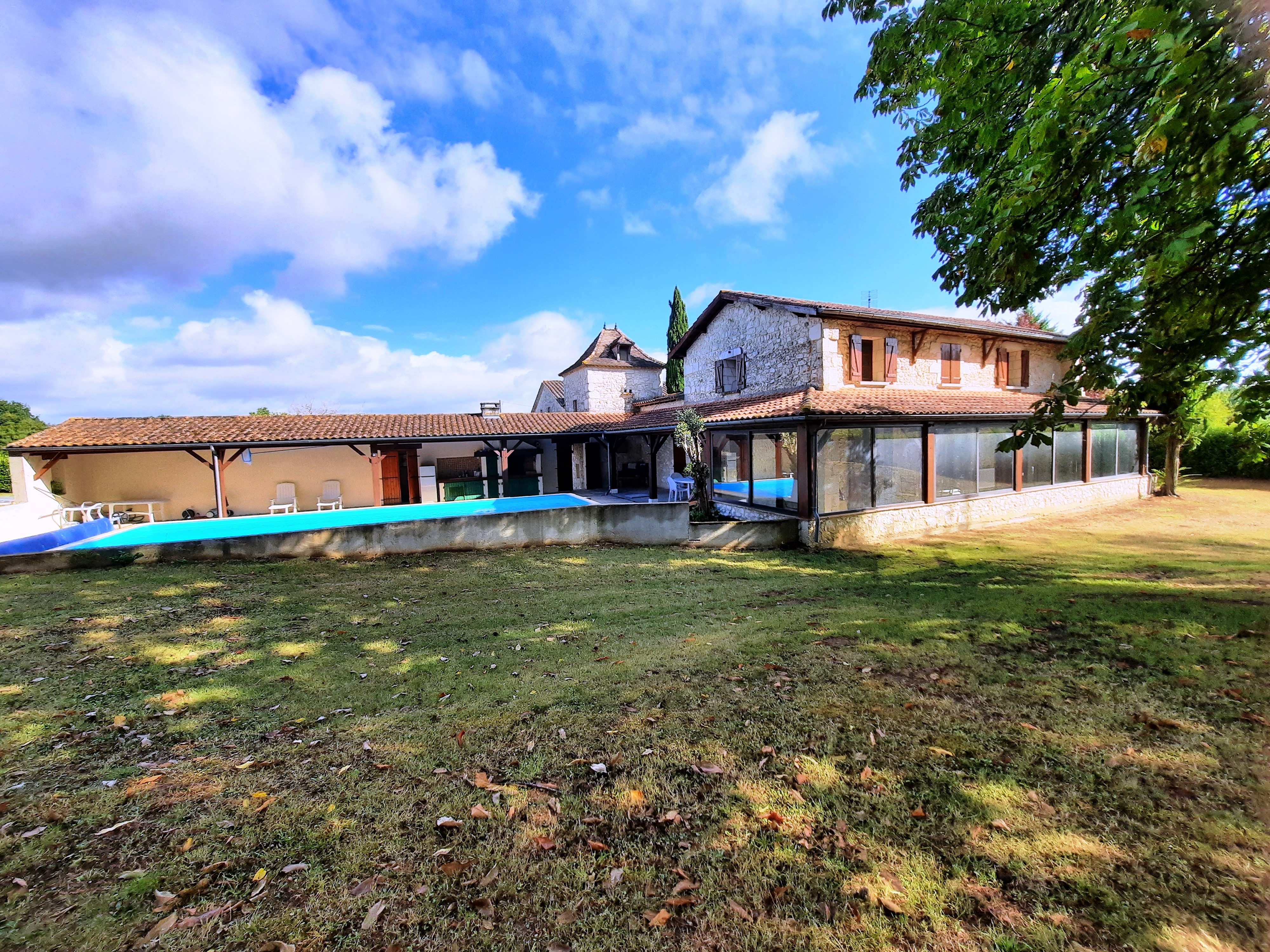 Detached Country House with Swimming Pool