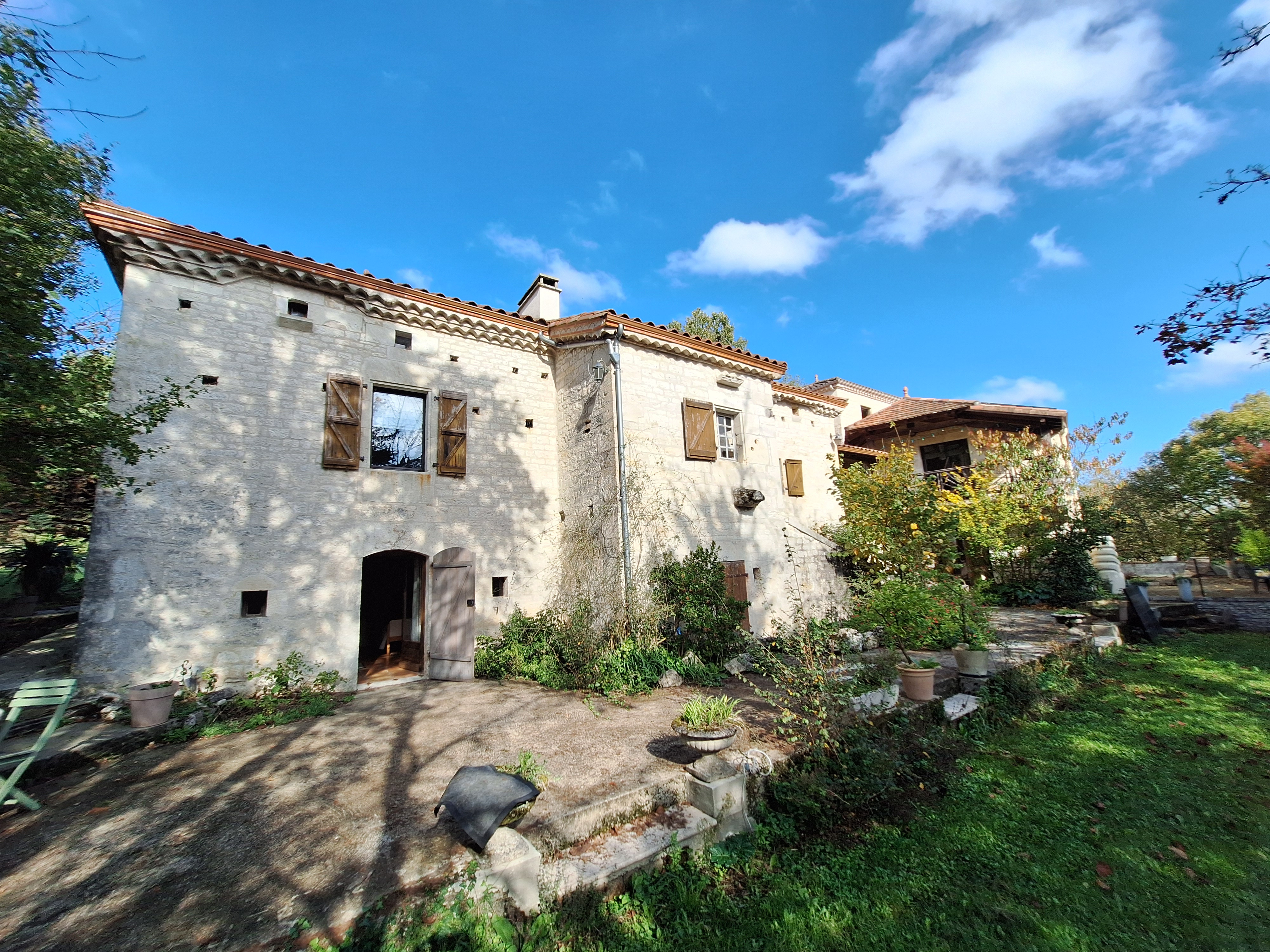 Huge Detached Country House with Pool and Land