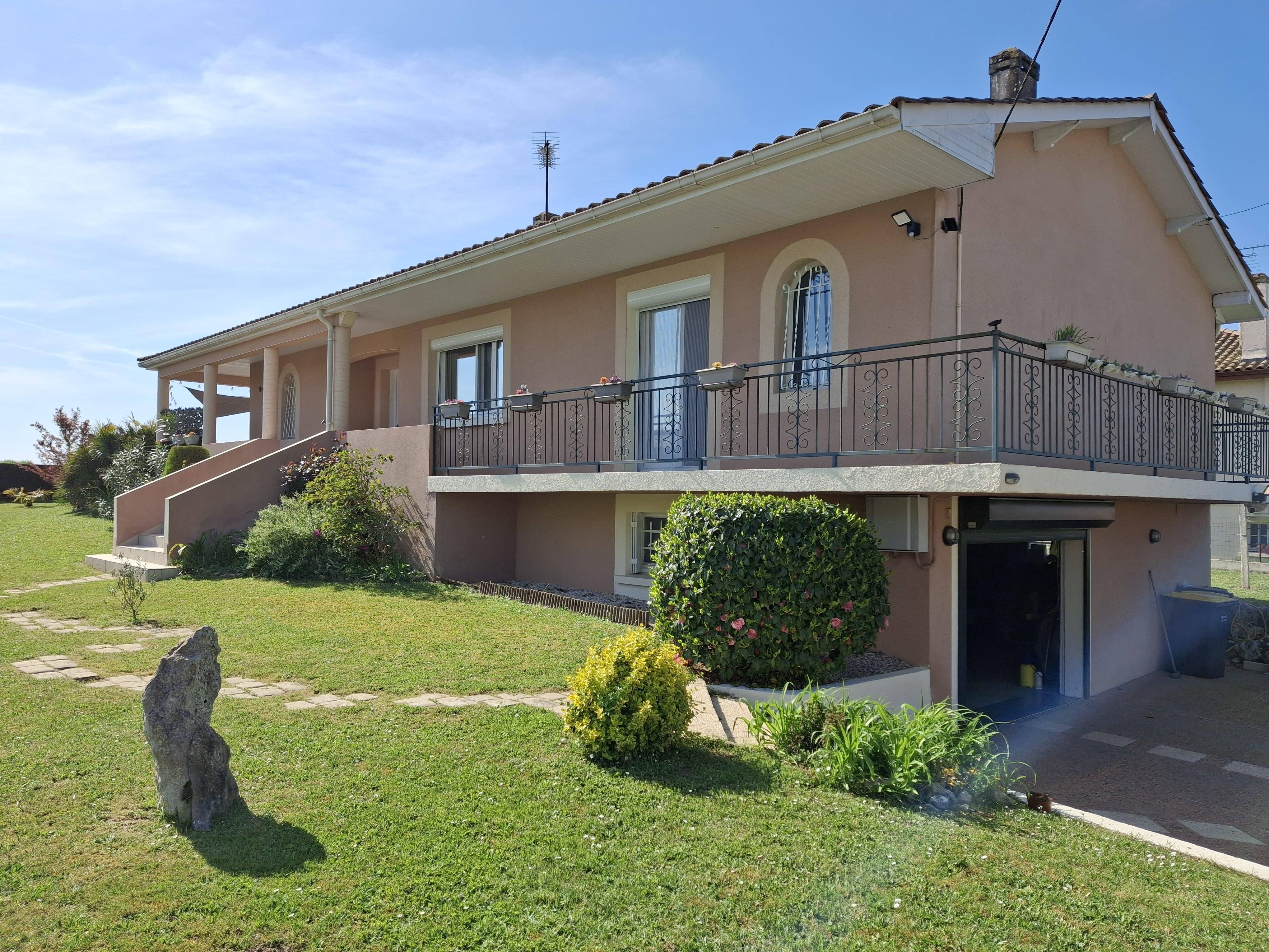 Beautiful Detached House with Lovely Garden