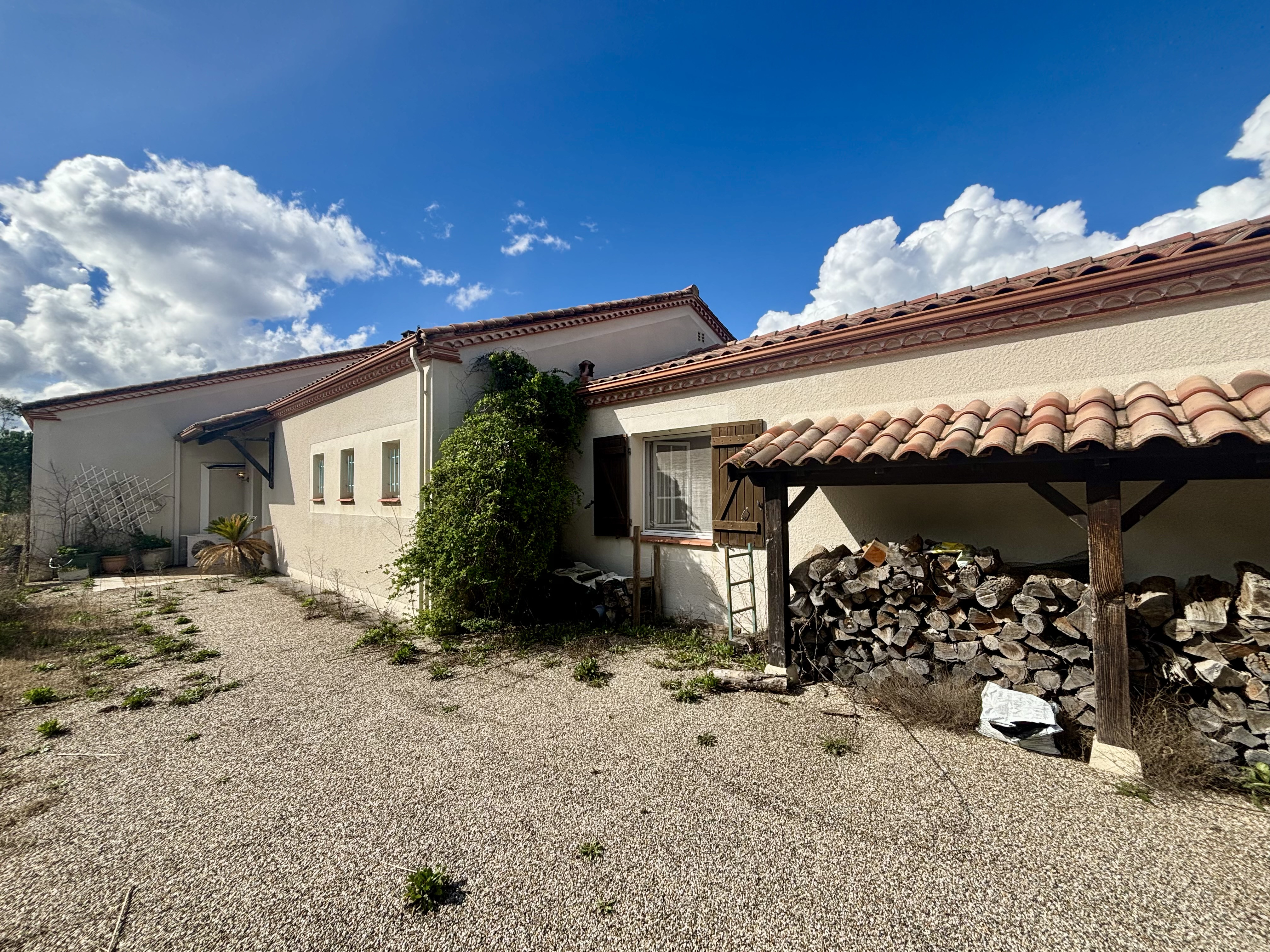 Detached Country House with Open Views and Swimming Pool