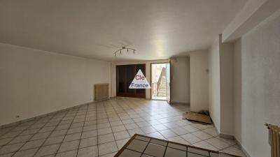 Apartment with Balcony in Great Location