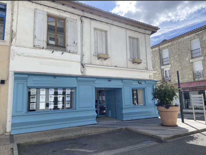 Building in Heart of Town with 3 Bedroom Apartment