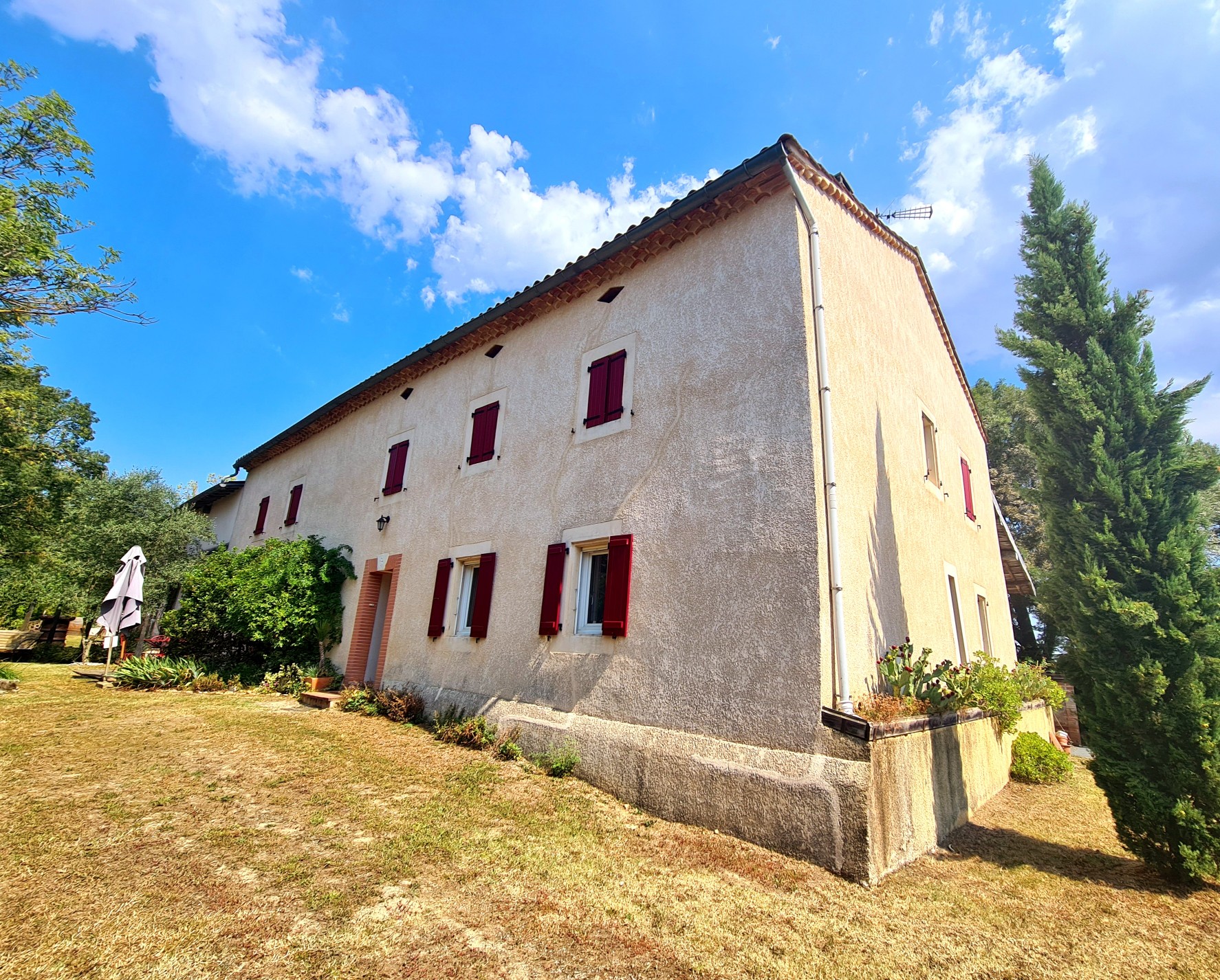 Beautiful Domain With Main House, Guest House and Annexes
