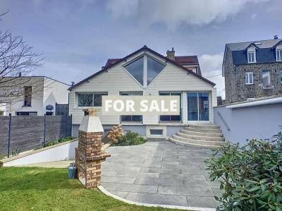 Single Storey Detached Villa With Garden