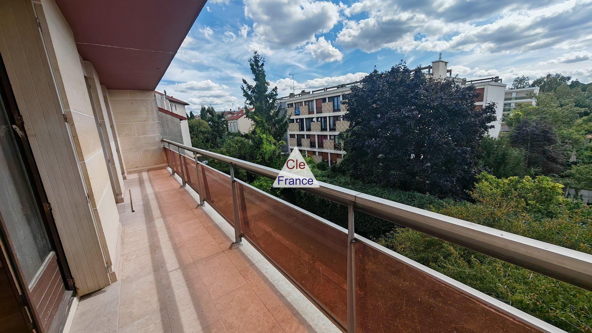 Apartment with Balcony Just East of Paris