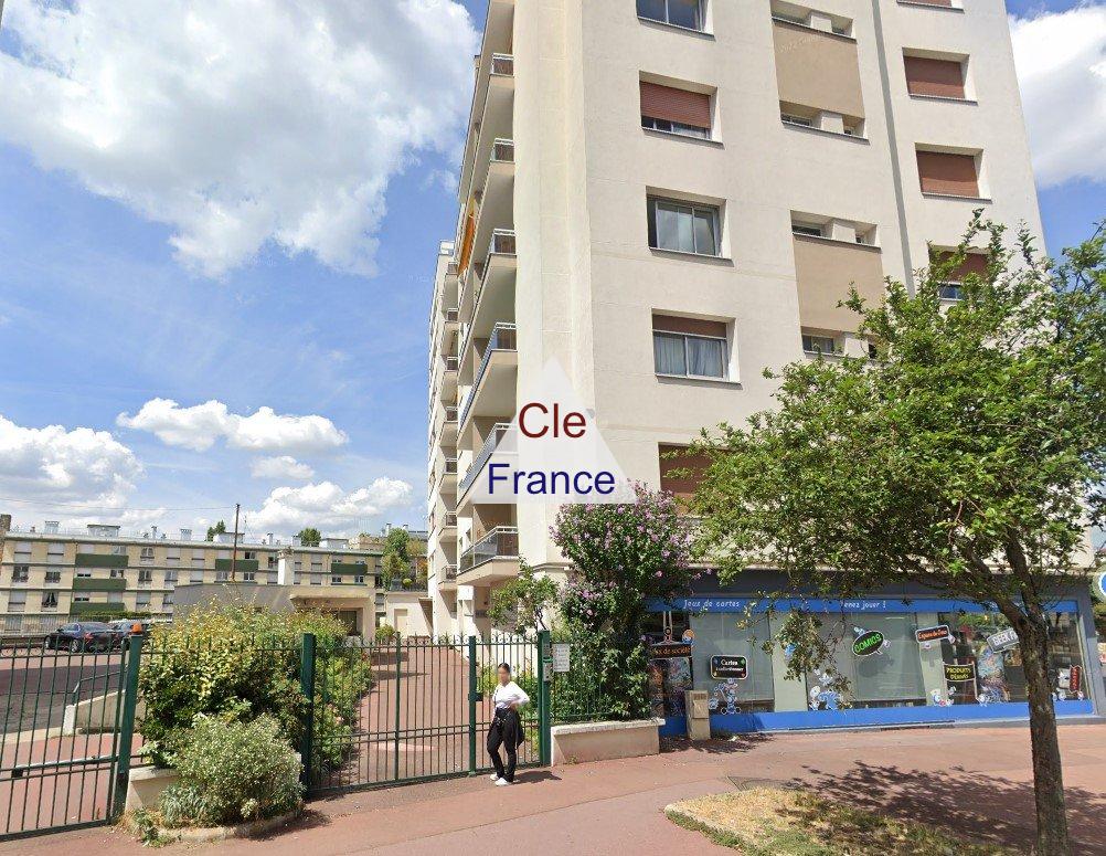 Apartment with Balcony Just East of Paris