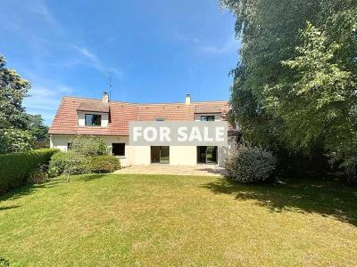 Beautiful Detached House with Garden