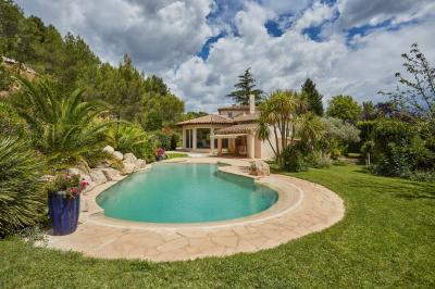 Detached Villa with Swimming Pool on Landscaped Gardens