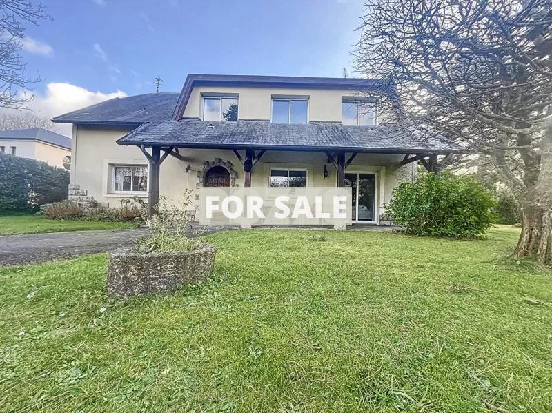 Detached Country House with Swimming Pool
