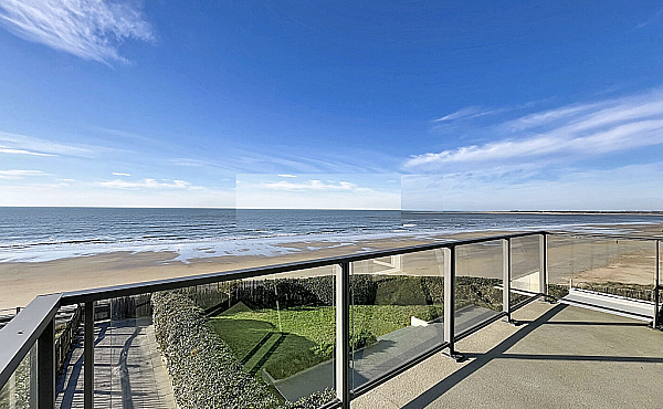 Fantastic Coastal Property with Panoramic Sea Views