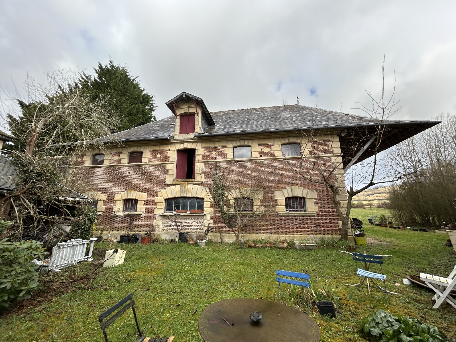 Vast Country House with Outbuildings