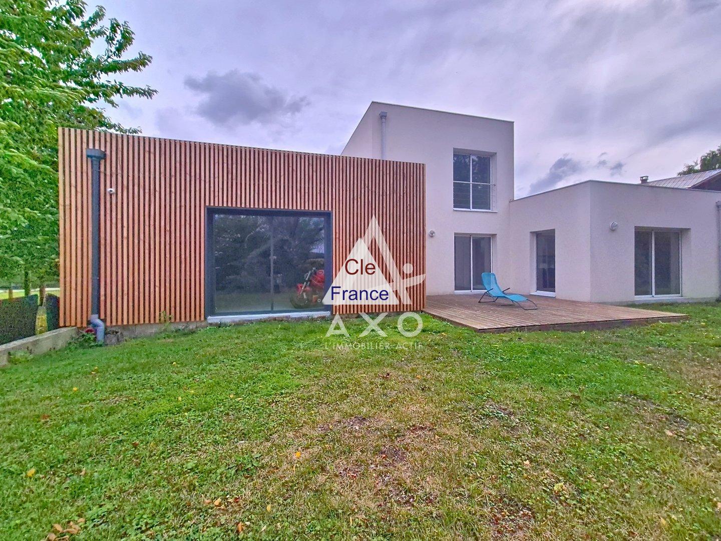Contemporary Detached House with Garden