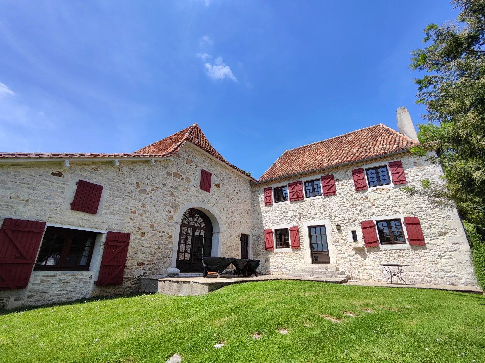 Farmhouse with Guest House, Pool & Mountain Views