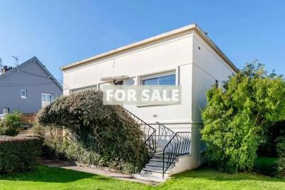 Contemporary Detached House in Coastal ResortT own