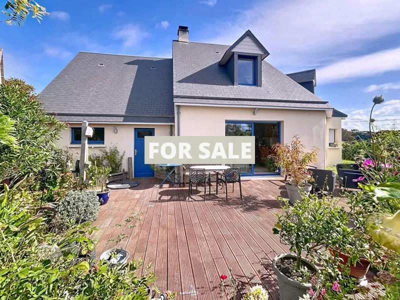 Detached House with Garden by the Coast