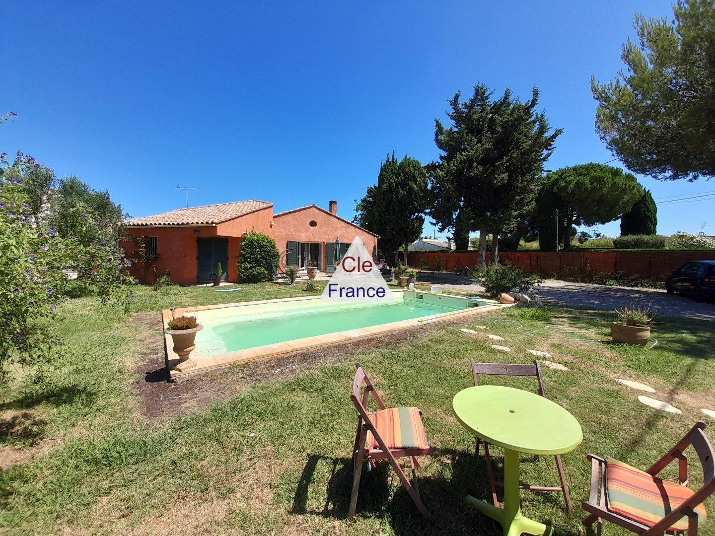 Detached House with Pool in Landscaped Garden
