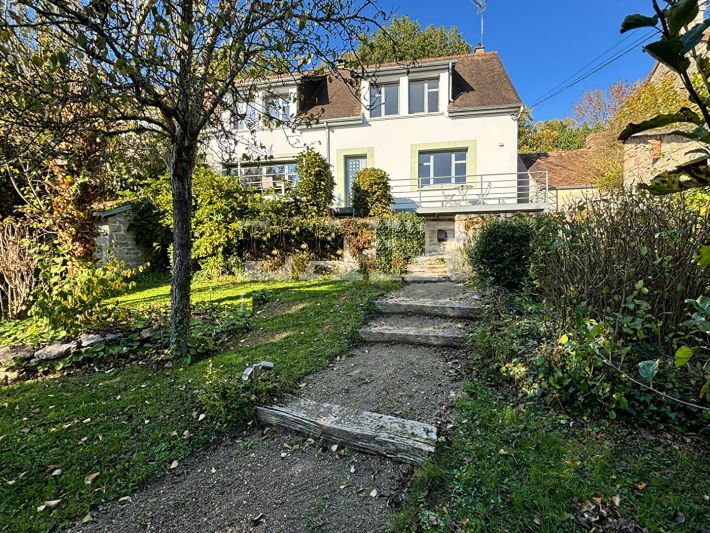 Traditional House with Garden