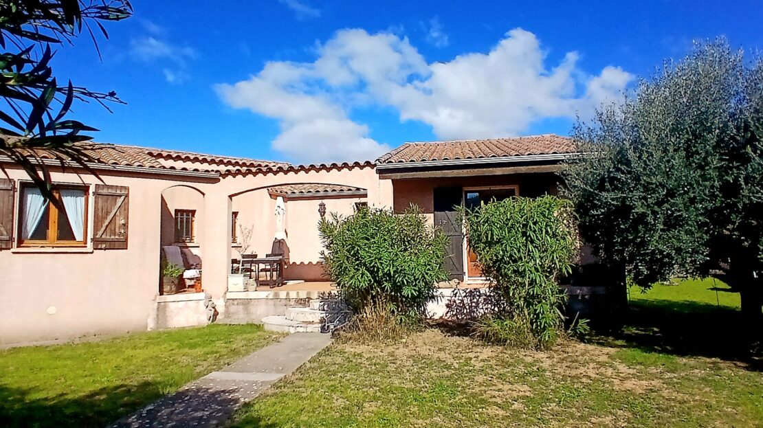 Detached Villa in Landscaped Garden with Garage