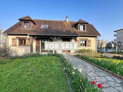 Detached House with Landscaped Garden