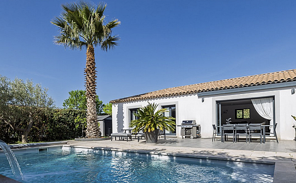 Hi-End Detached Villa with Swimming Pool