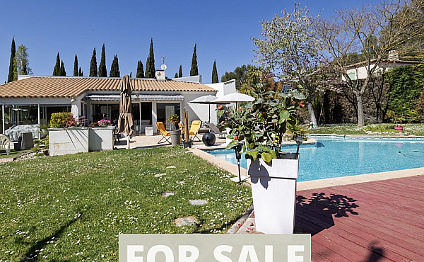 Detached Villa with Heated Pool and Hi-End Interiors