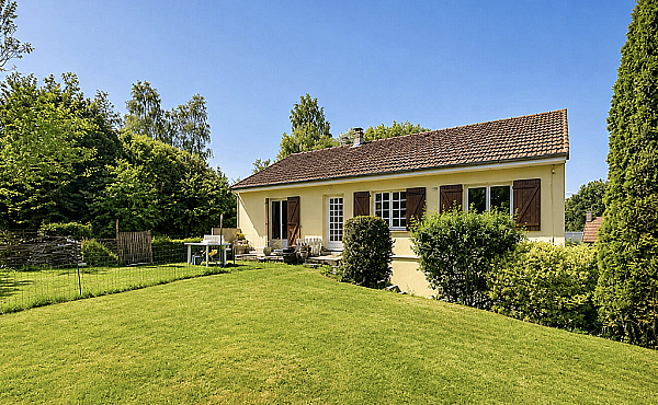 Pretty Detached House with Landscaped Garden