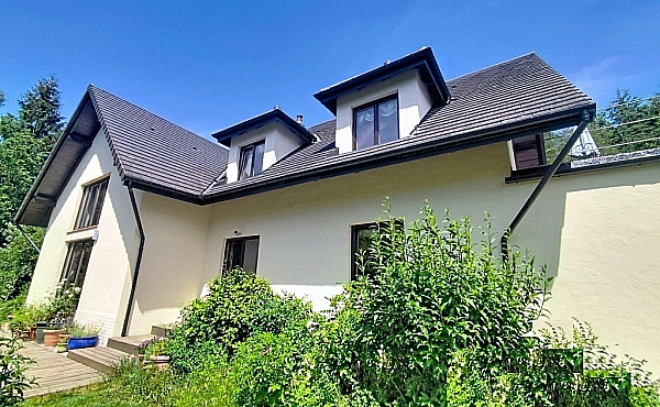 Detached Country House with Amazing Landscaped Gardens