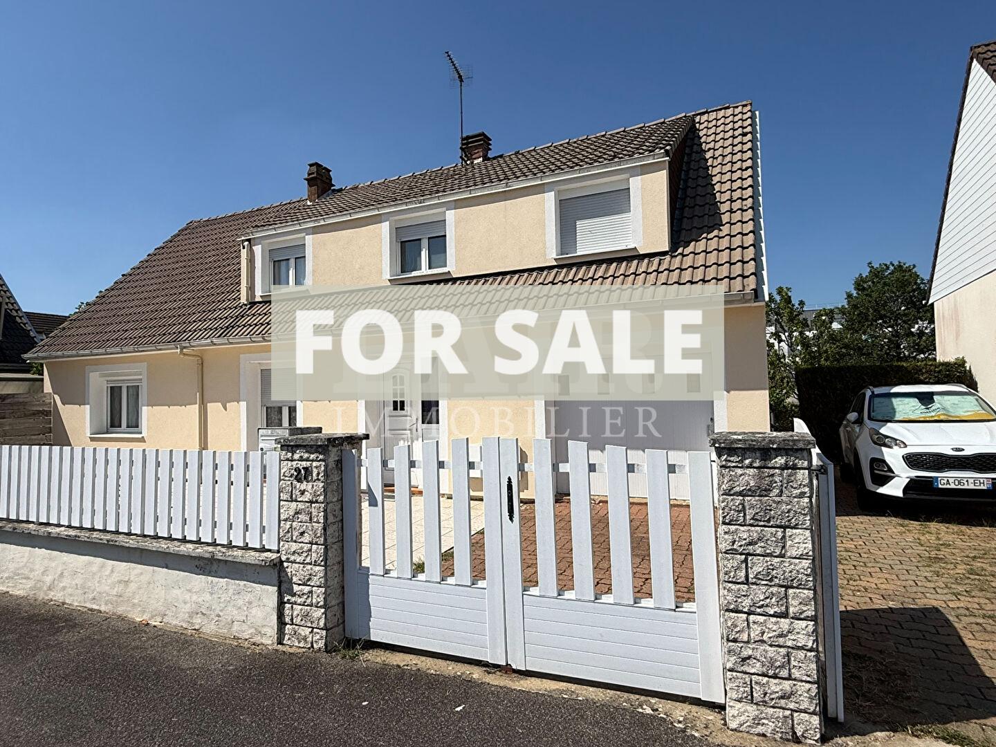 Detached House with Mature Garden, Garage and Parking