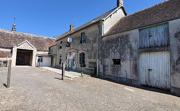 Main House, Second House and Outbuilding to Develop