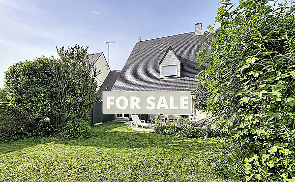 Modern Detached House with Mature Garden