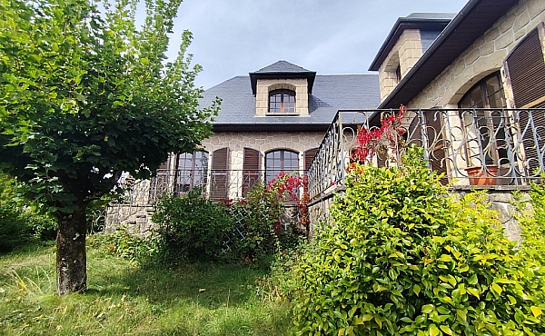 Cut-Stone House with Garden and Large Garage