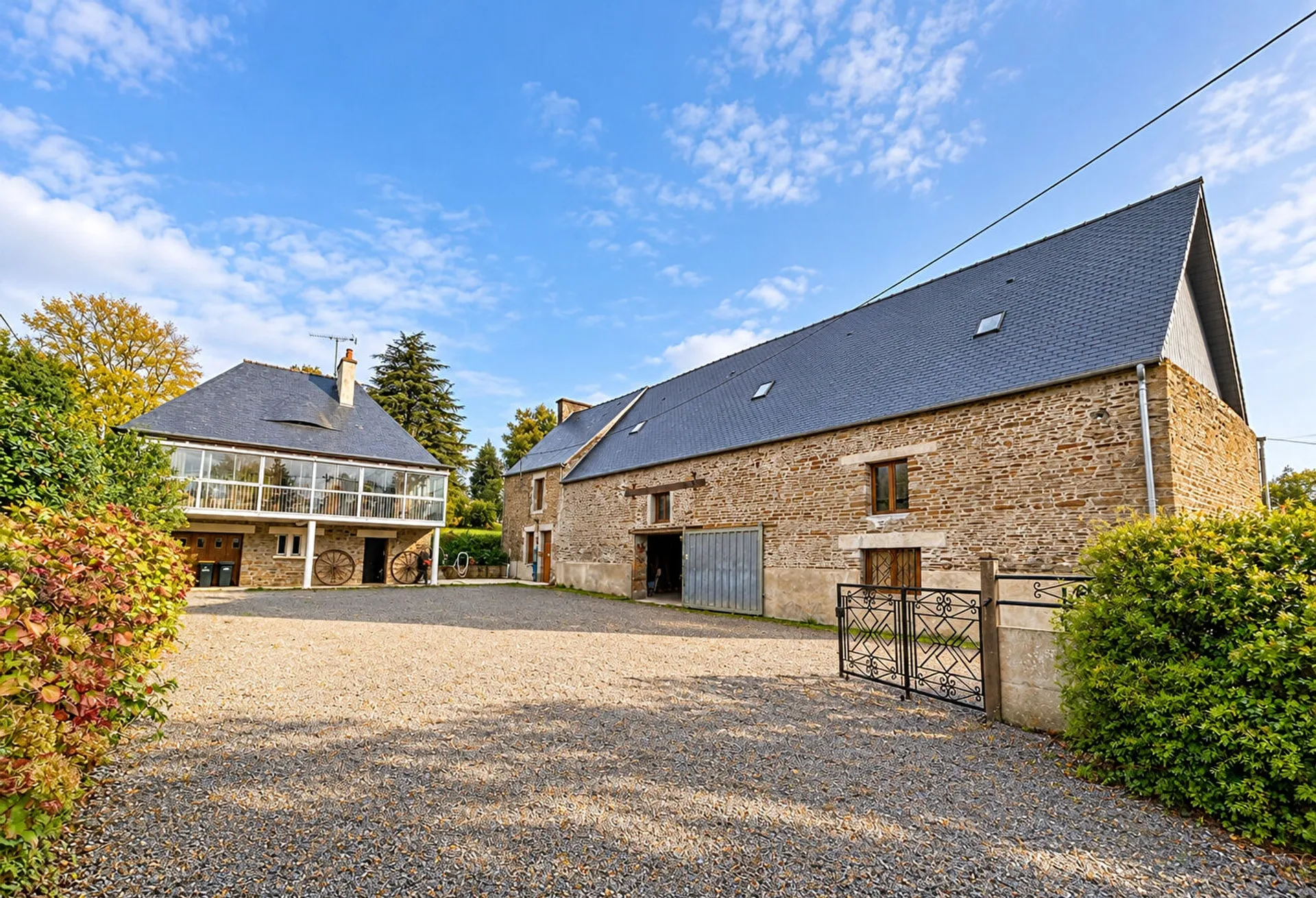 Beautiful House with Outbuilding in Large Garden Plot