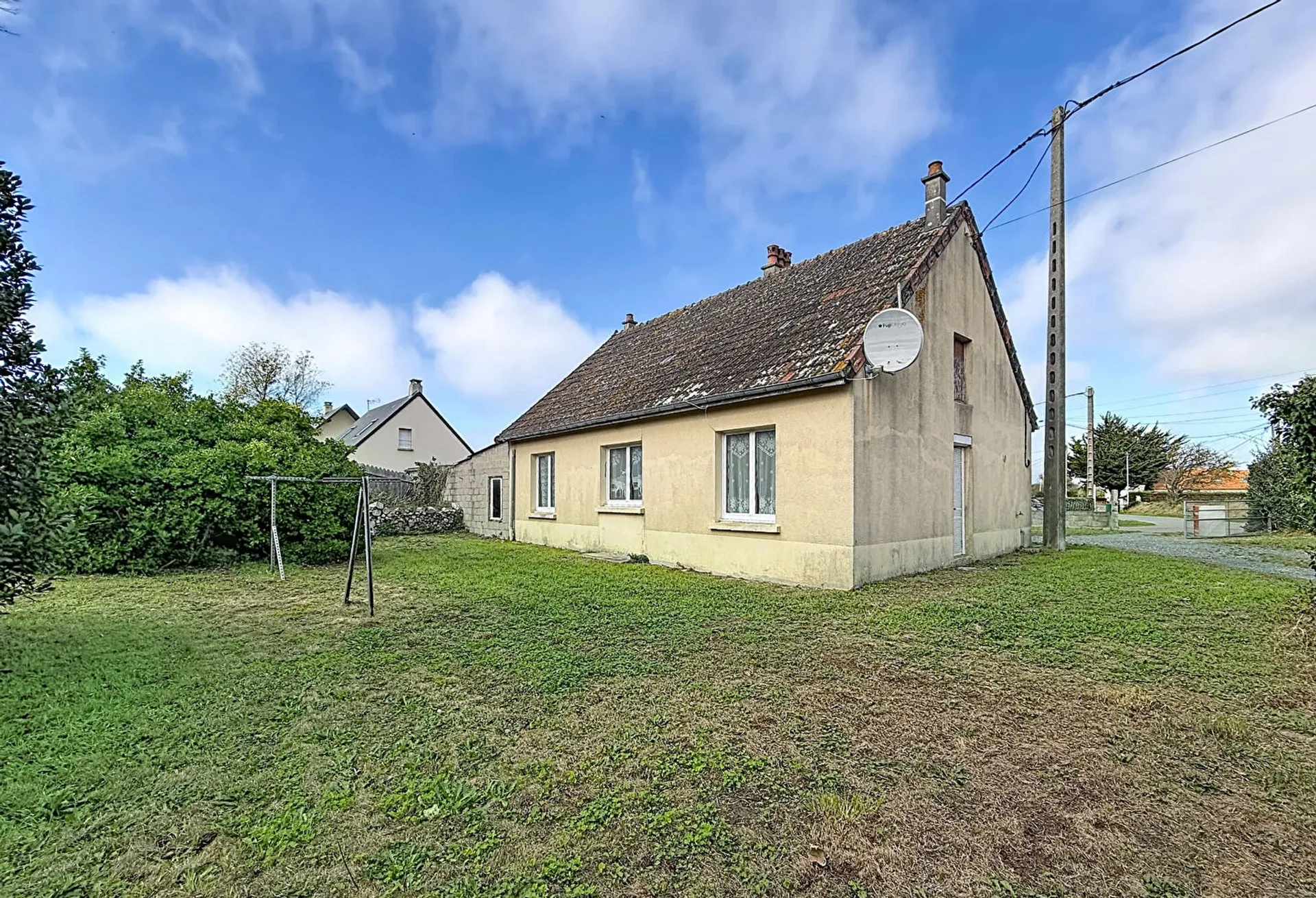 Detached House with Outbuilding in Large Plot