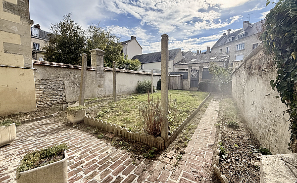 Town House in Good Condition with Garden