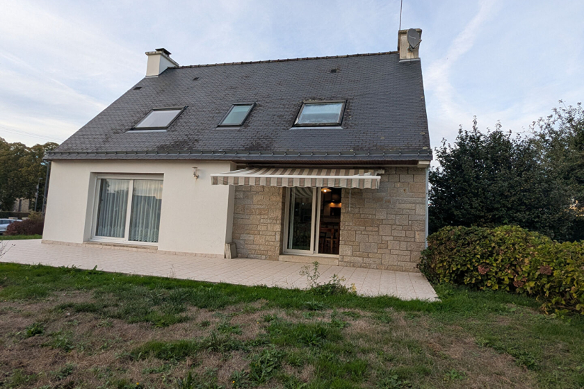 Contemporary Detached House with Garden