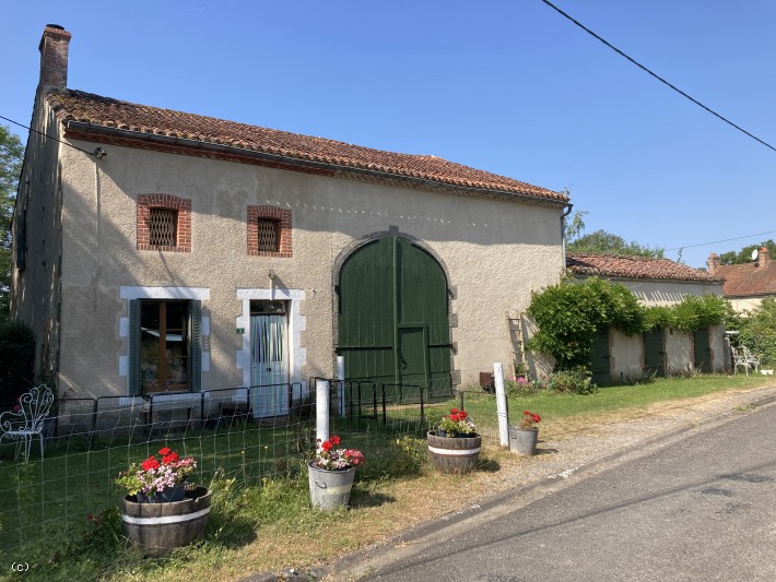 Cute & Stylish with a Huge Barn