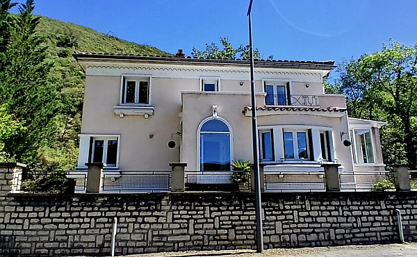 Stunning Villa in Great Location