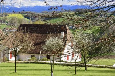 Farmhouse with Guest House, Pool & Mountain Views