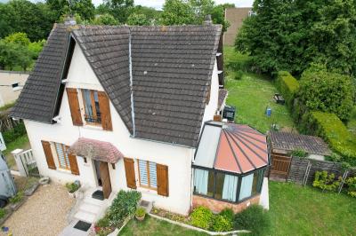 Beautiful Detached House with Conservatory