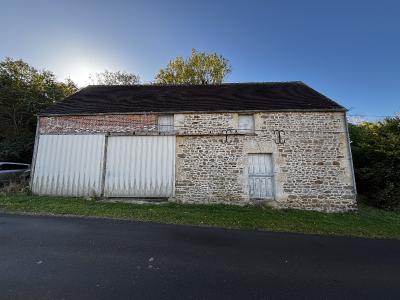 Detached House with Garden and Outbuilding