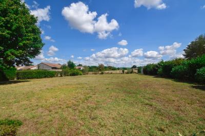 Detached House with Garden and Open View