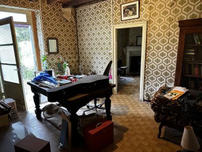 Detached Country House with Long Driveway and Open Views