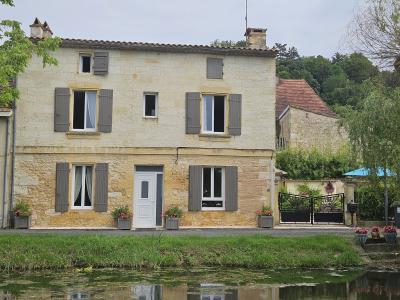 Main House and Guest House on the Banks of the Dordogne River