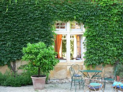 Detached Manor House with Pool and Land